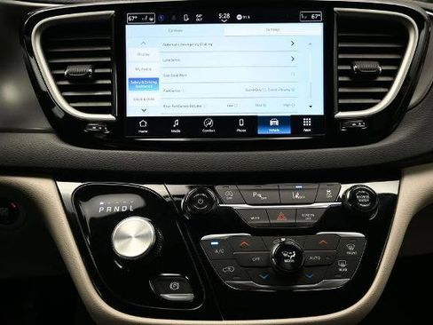 Used 2024 Chrysler Pacifica Touring-L FWD image 33