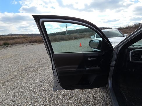 Used 2017 Toyota Tacoma Limited image 9