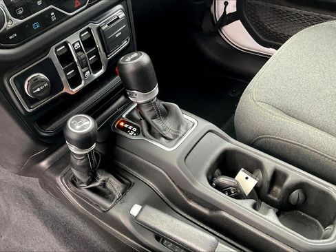 Used 2024 Jeep Wrangler Unlimited Sahara image 16