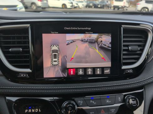 Used 2025 Chrysler Pacifica Select image 25