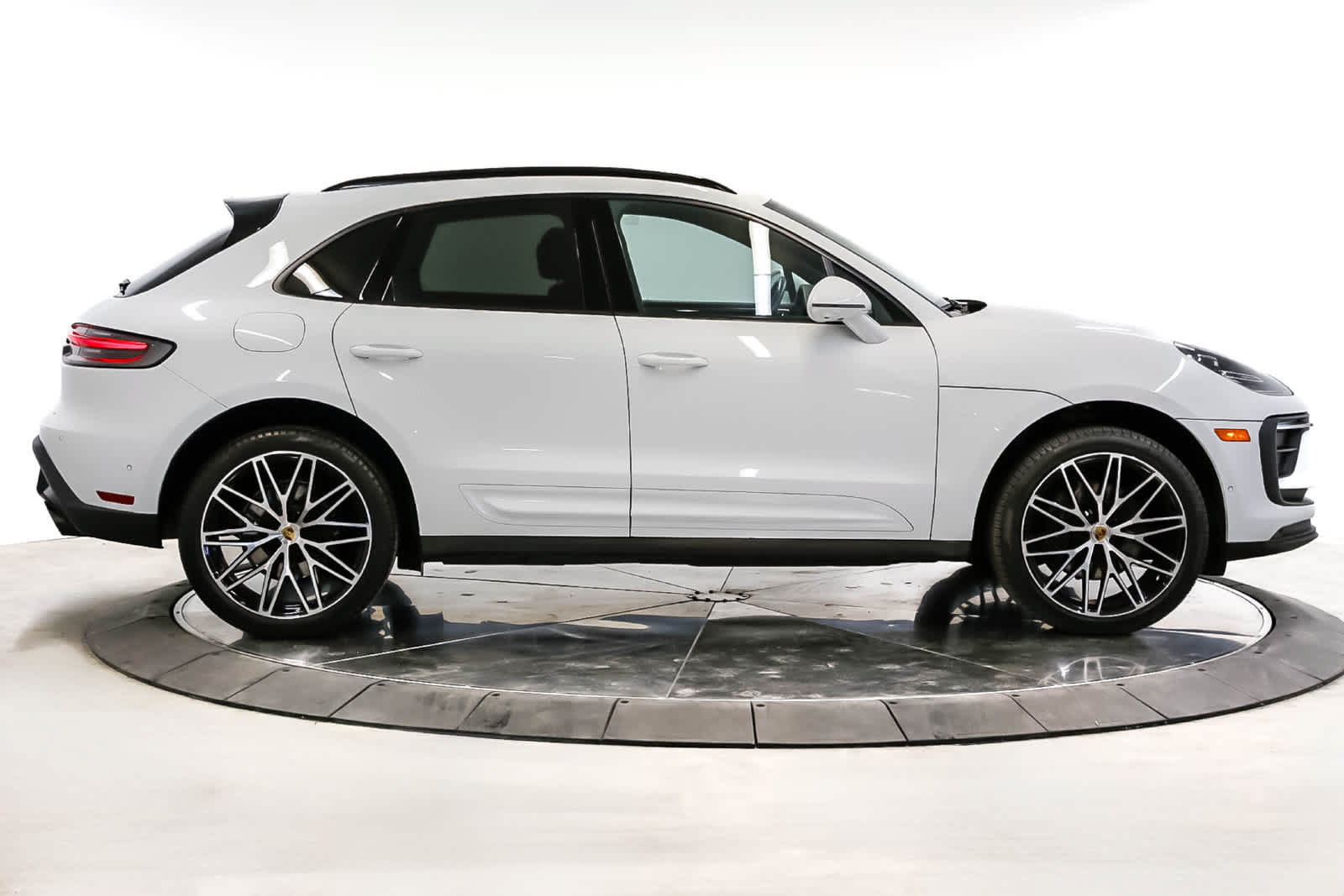 Certified 2024 Porsche Macan AWD/4WD image 8