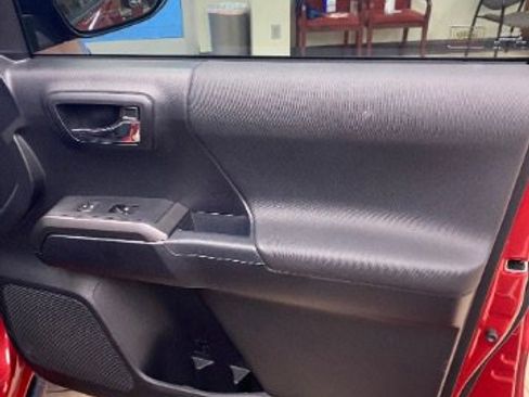 Used 2018 Toyota Tacoma TRD Sport image 16