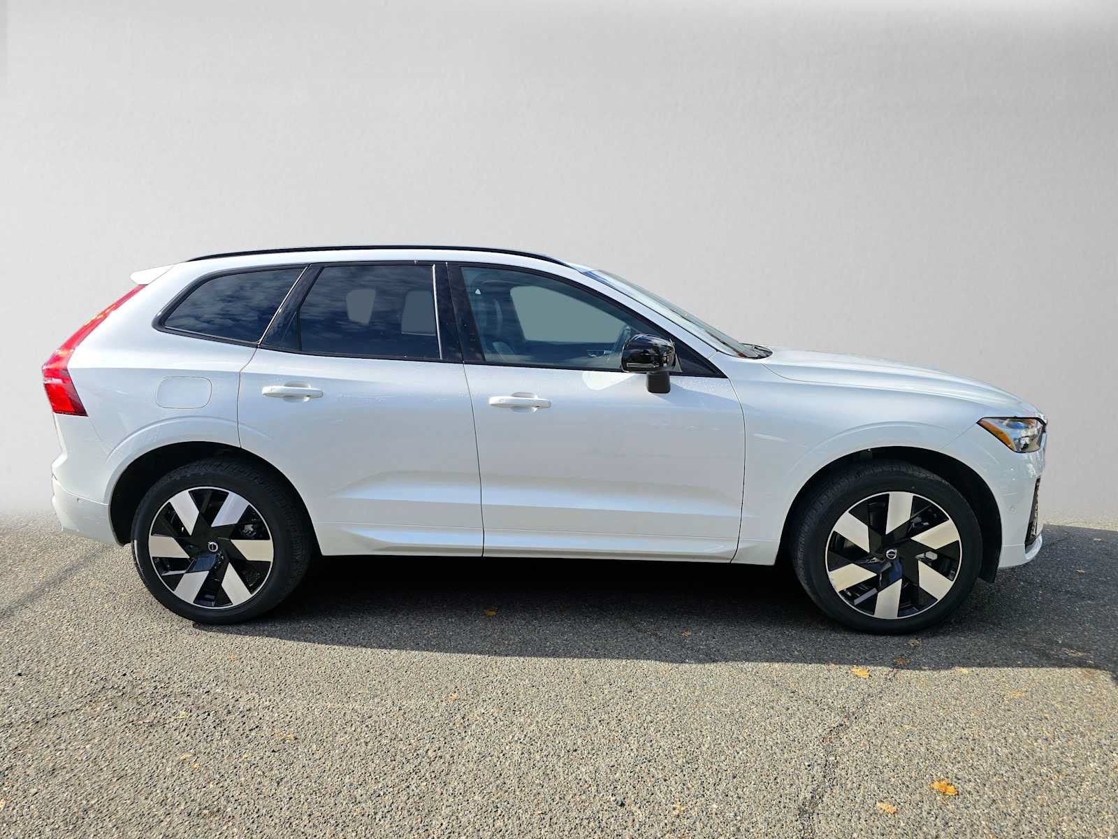 Used 2025 Volvo XC60 T8 Plus w/ Protection Package Premier AWD/4WD image 2