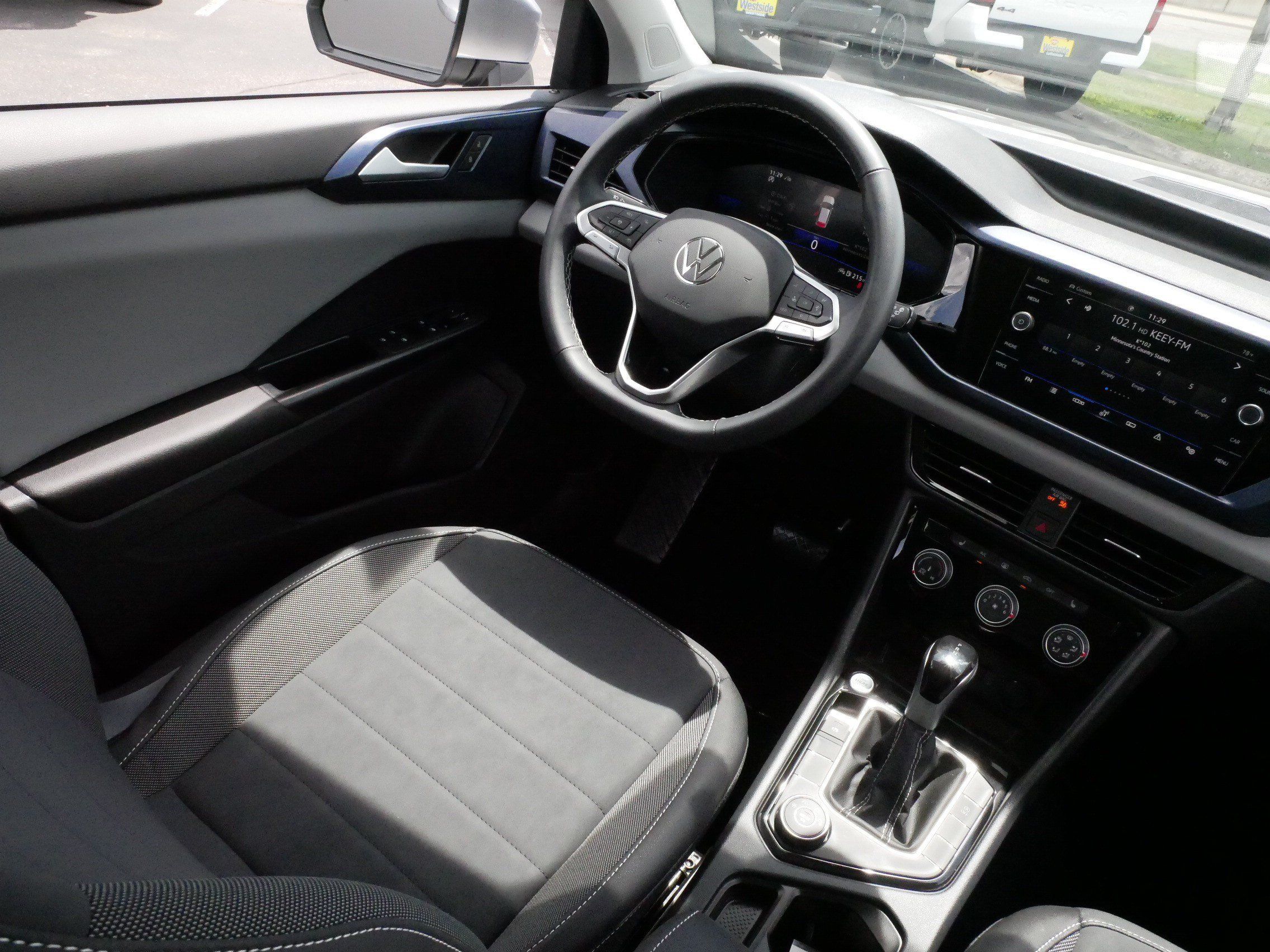 Used 2023 Volkswagen Taos SE w/ Panoramic Sunroof Package AWD/4WD image 9