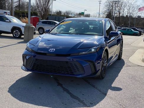 Used 2025 Toyota Camry SE FWD image 3