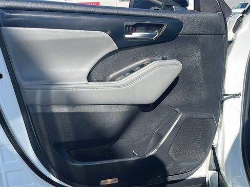 Used 2023 Toyota Highlander XLE image 12