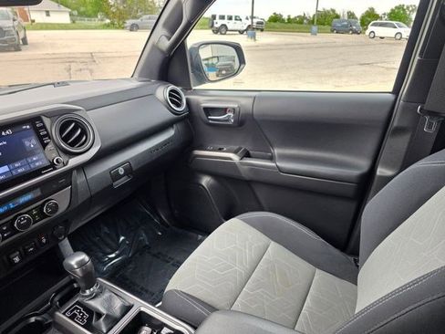 Used 2022 Toyota Tacoma TRD Off-Road AWD/4WD image 35
