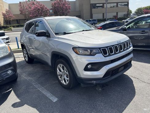 Used 2024 Jeep Compass Latitude AWD/4WD image 2
