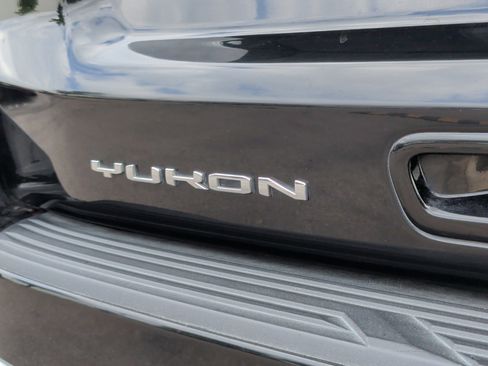 Used 2021 GMC Yukon Denali w/ Denali Premium Package image 12