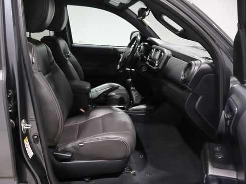 Used 2018 Toyota Tacoma TRD Sport AWD/4WD image 22