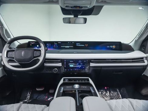 New 2026 Lincoln Navigator L Black Label AWD/4WD image 19