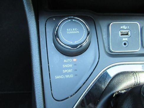 Used 2020 Jeep Cherokee Limited w/ Luxury Group AWD/4WD image 26