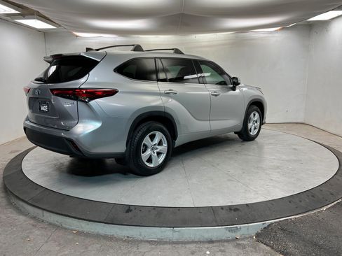Used 2022 Toyota Highlander LE image 6