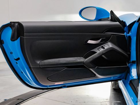 Used 2020 Porsche 718 Cayman GT4 RWD image 90