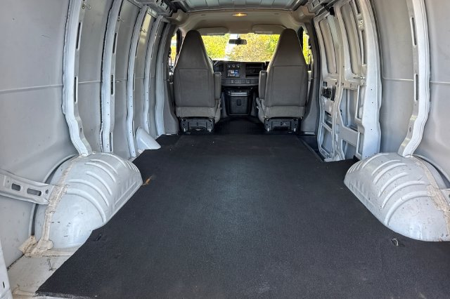 Used 2018 Chevrolet Express 2500 RWD image 16