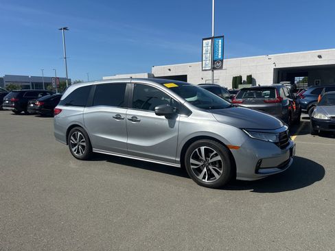 Used 2021 Honda Odyssey Touring image 2
