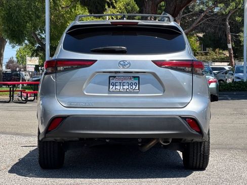 Used 2023 Toyota Highlander L FWD image 3