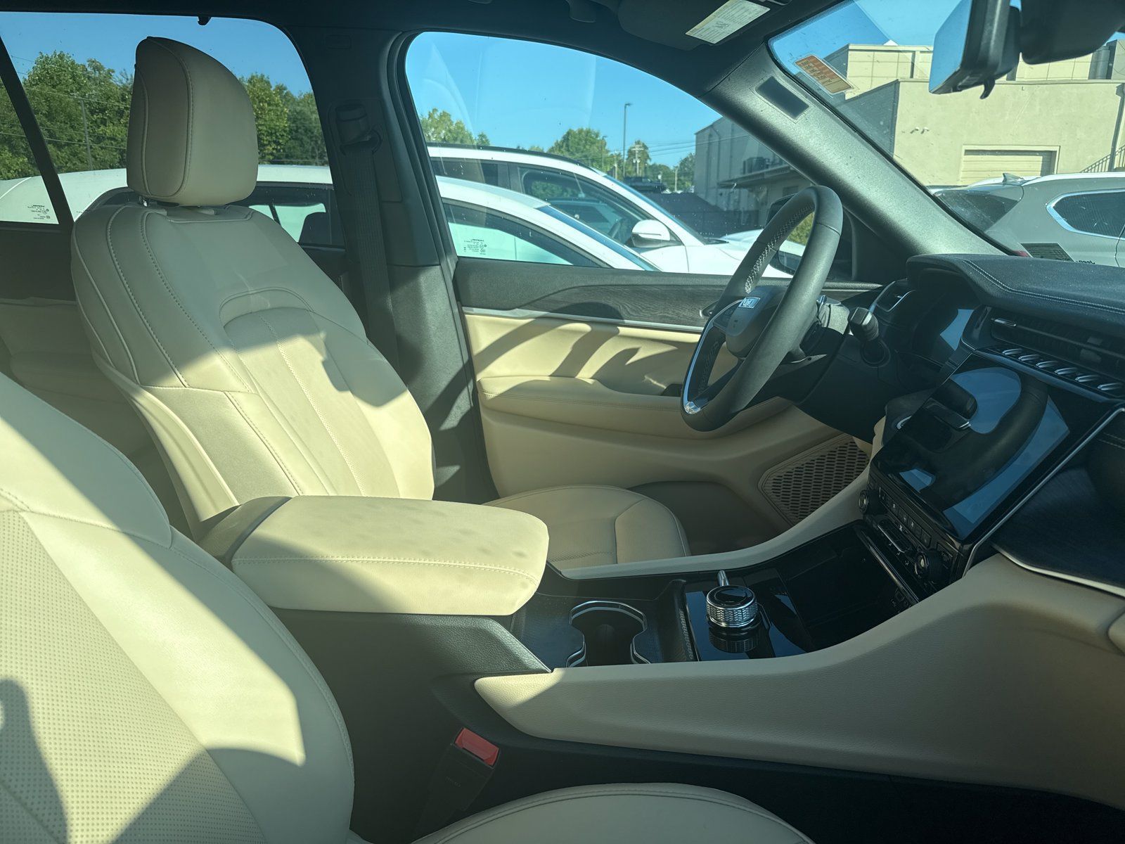 Used 2025 Jeep Grand Cherokee Limited w/ Luxury Tech Group II AWD/4WD image 8
