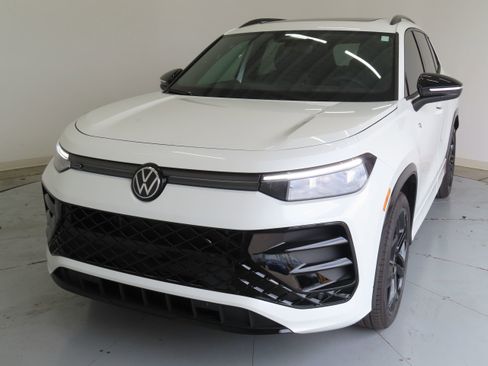 New 2026 Volkswagen Tiguan SE R-Line image 9