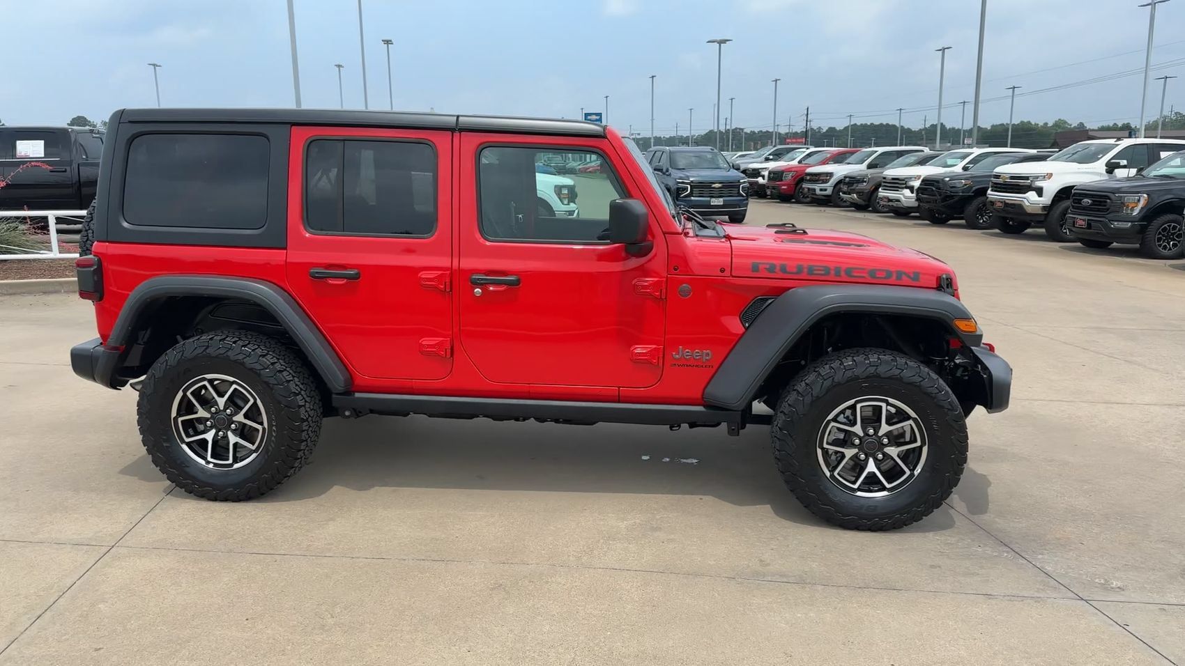 Used 2025 Jeep Wrangler Unlimited Rubicon AWD/4WD image 2