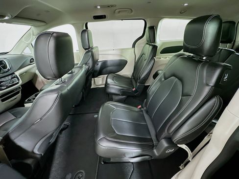 Used 2024 Chrysler Pacifica Touring-L image 27