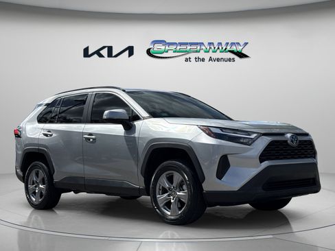 Used 2022 Toyota RAV4 XLE w/ Convenience Package AWD/4WD image 2