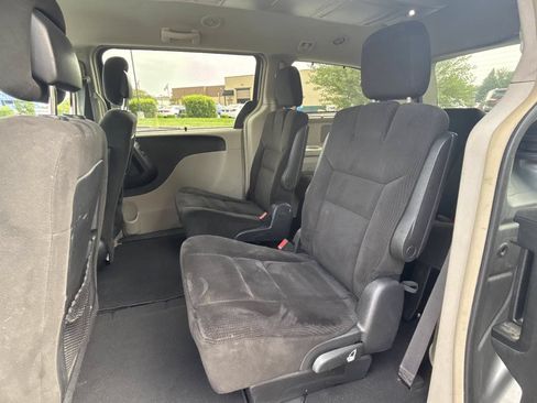 Used 2016 Chrysler Town & Country Touring FWD image 11