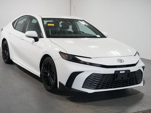 Certified 2025 Toyota Camry SE FWD image 3
