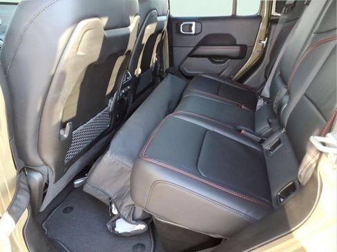 Used 2025 Jeep Gladiator Rubicon AWD/4WD image 16