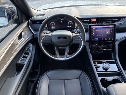 New 2025 Jeep Grand Cherokee Limited w/ Black Appearance Package image 29