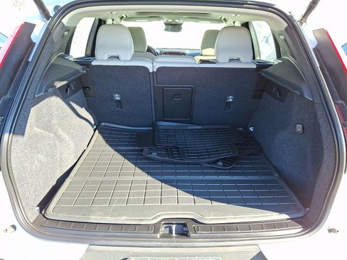 Used 2023 Volvo XC40 B5 Plus image 28