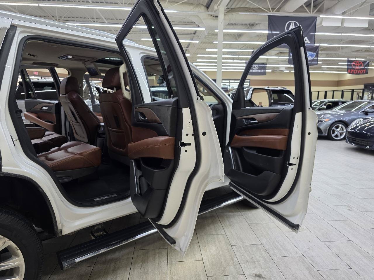 Used 2019 Cadillac Escalade Premium Luxury AWD/4WD image 16