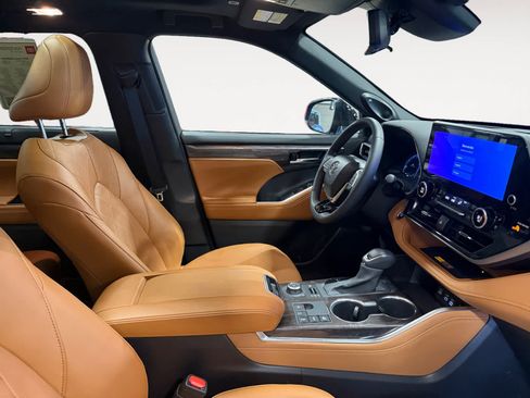 Used 2026 Toyota Highlander Platinum image 17