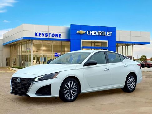 Used 2025 Nissan Altima 2.5 SV FWD image 3