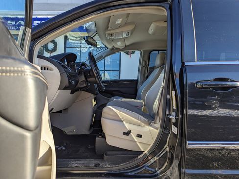 Used 2013 Chrysler Town & Country Touring image 12