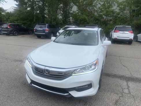 Used 2017 Honda Accord EX image 16