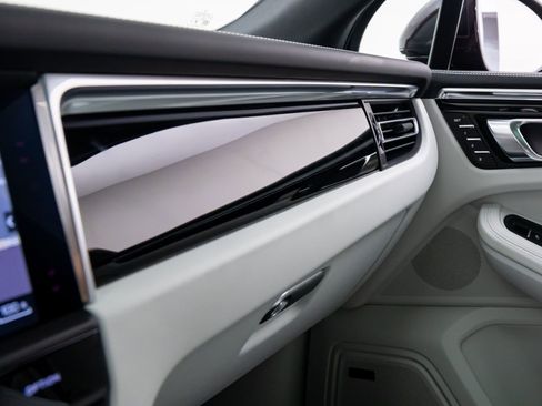 New 2026 Porsche Macan image 27