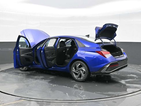 Certified 2025 Hyundai Elantra Sport image 30