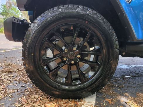 Certified 2025 Jeep Gladiator Sport AWD/4WD image 14