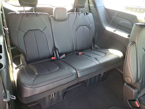 New 2026 Chrysler Pacifica Select image 5