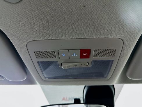 Used 2022 Hyundai Venue Limited image 18