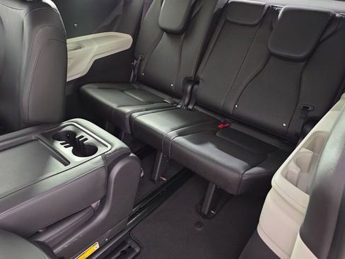 Used 2023 Kia Carnival LX FWD image 35