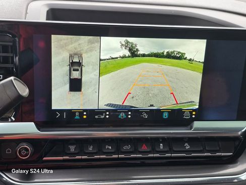 Used 2024 Chevrolet Silverado 2500 High Country w/ Technology Package AWD/4WD image 34