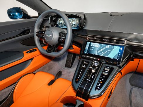 Used 2025 Aston Martin V8 Vantage Coupe image 18