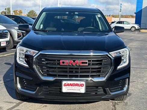 Used 2024 GMC Terrain SLE image 3