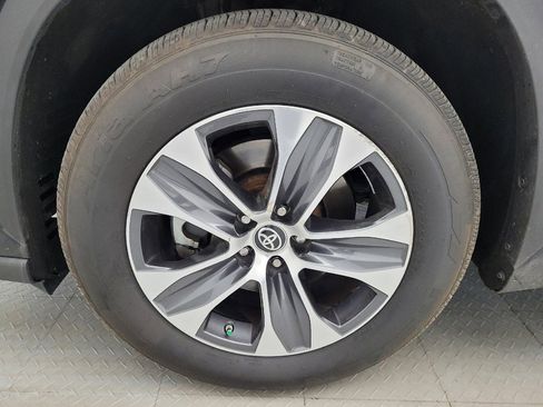 Used 2021 Toyota Highlander XLE image 31