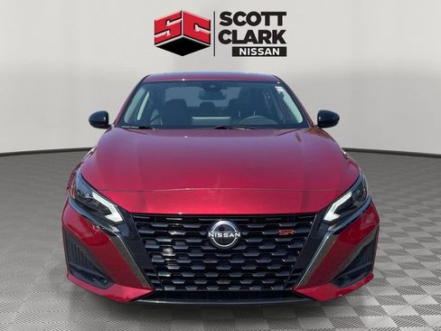 Used 2023 Nissan Altima 2.5 SR w/ SR Premium Package FWD image 2