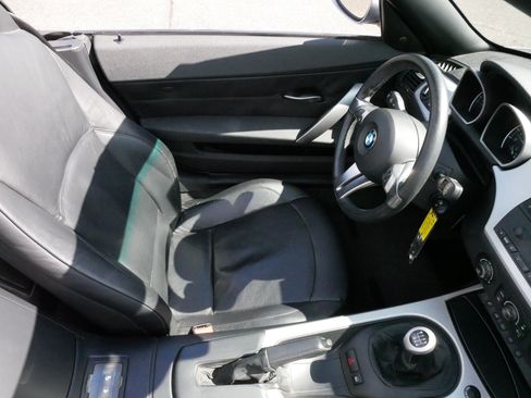 Used 2006 BMW Z4 3.0i RWD image 14