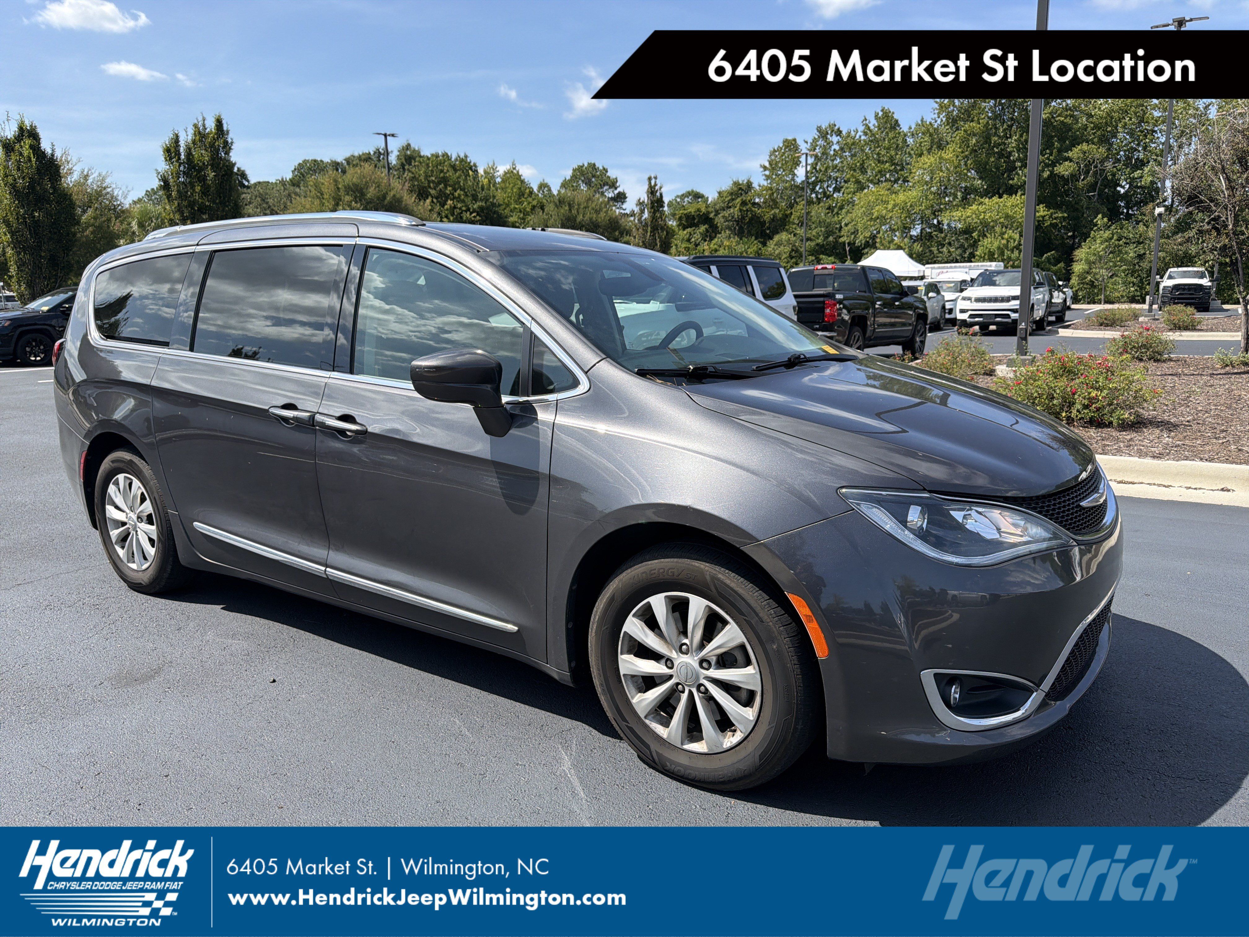Used 2018 Chrysler Pacifica Touring-L FWD image 1