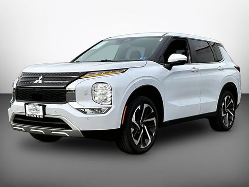 Used 2023 Mitsubishi Outlander SE AWD/4WD image 3